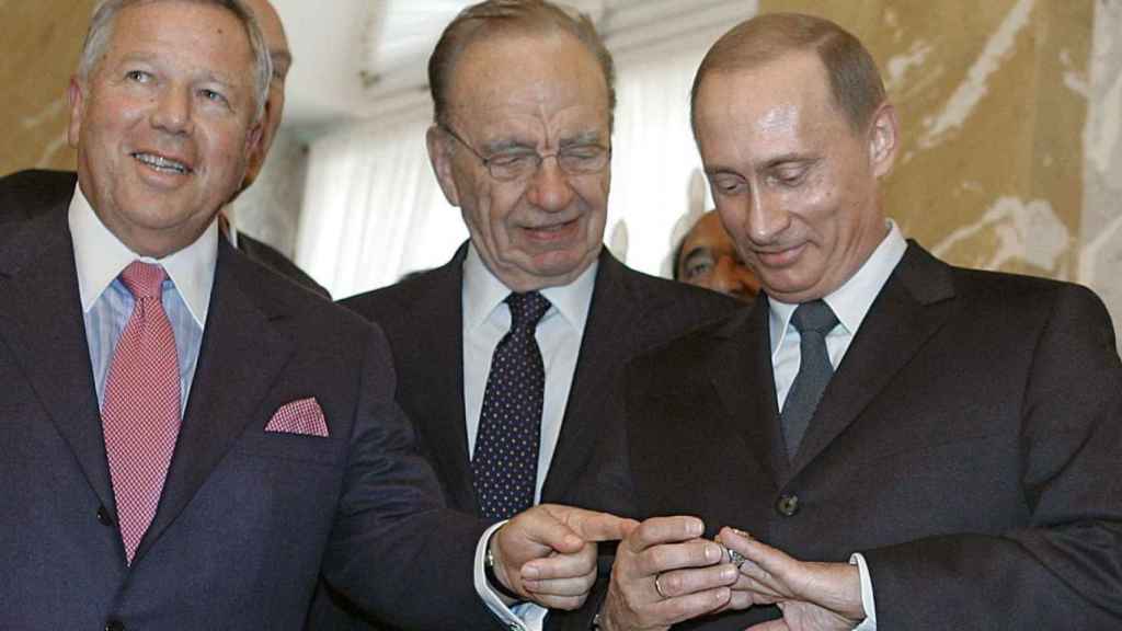 El propietario de New England Patriots, Robert Kraft, obsequiándole un anillo de SuperBowl al presidente de Rusia, Vladimir Putin.
