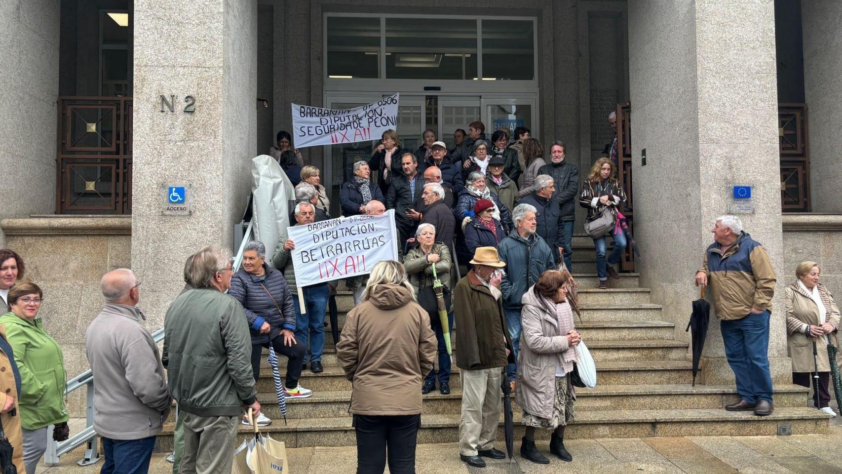 Un grupo de vecinos se concentró frente a la Diputación