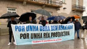 Mariscadores de la Ría de O Burgo manifestándose hoy en A Coruña.