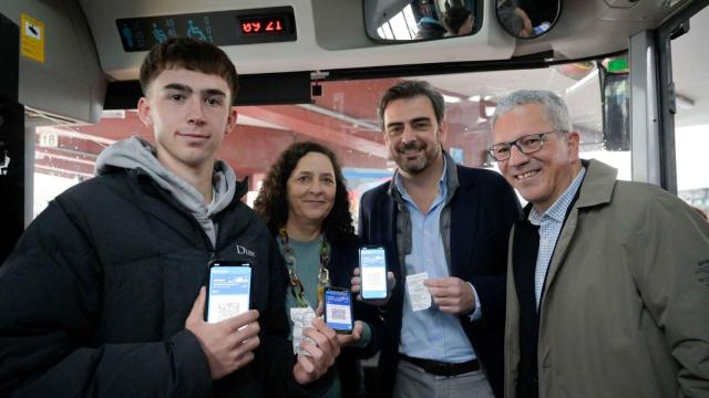 Representantes del Partido Popular probaron la app junto a un usuario