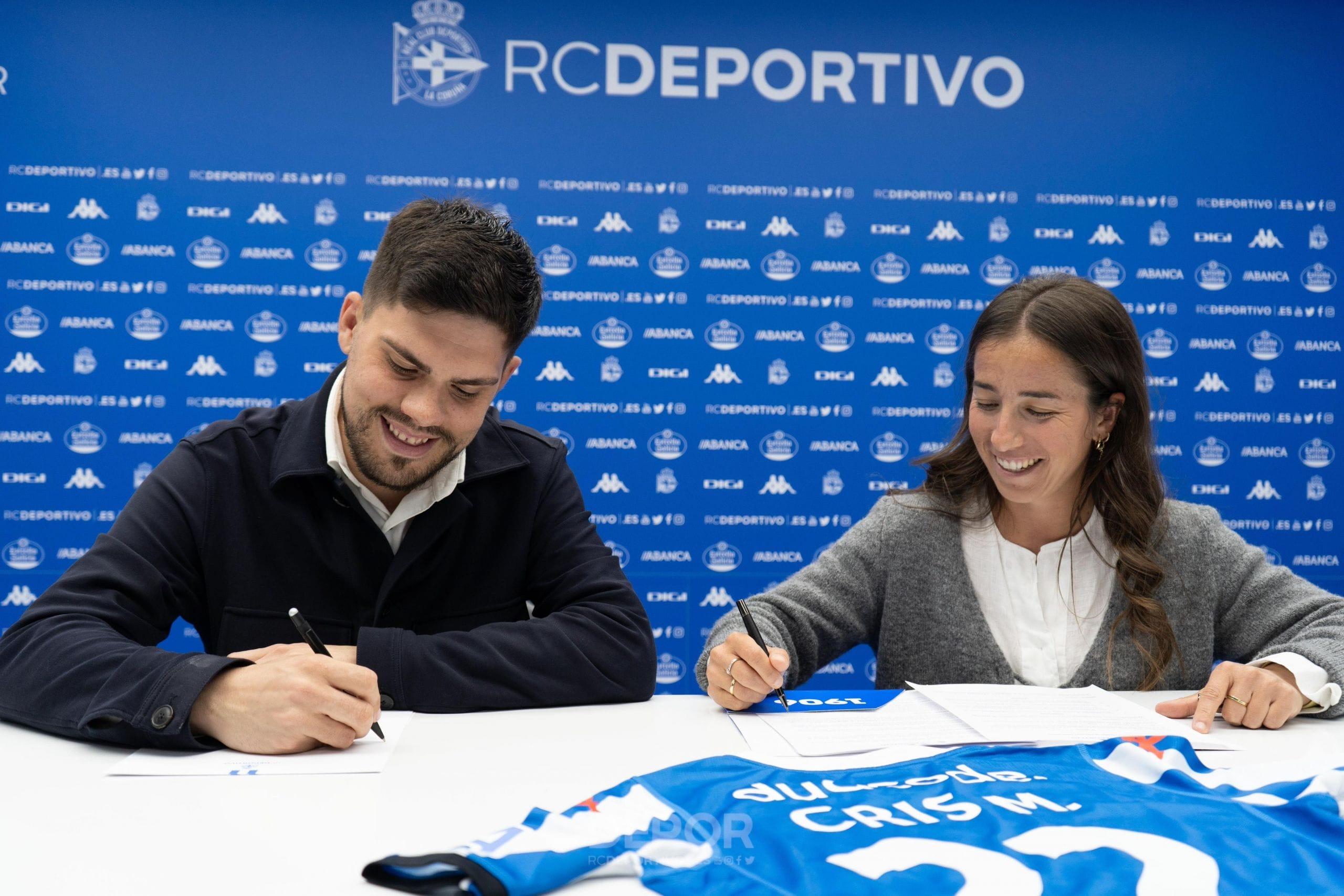 Cris Martínez, durante la firma de su contrato – @RCDeportivoFem