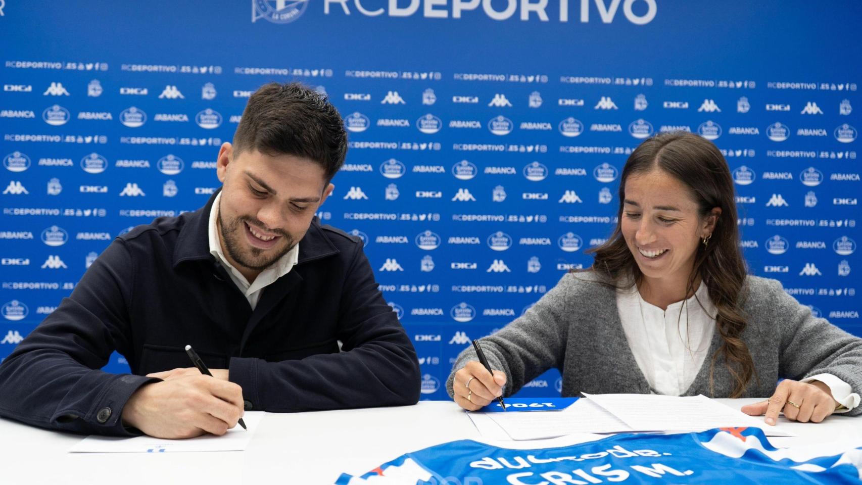 Cris Martínez, durante la firma de su contrato