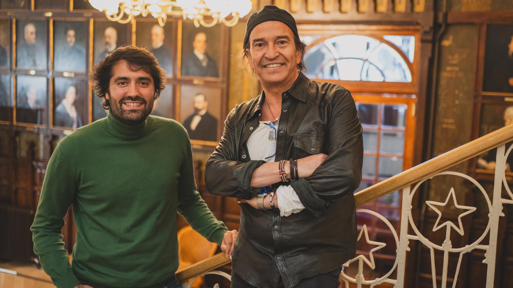 El periodista, Daniel Ramírez, junto a la cantante de 'Los Secretos', Álvaro Urquijo, este jueves en el Ateneo de Madrid.