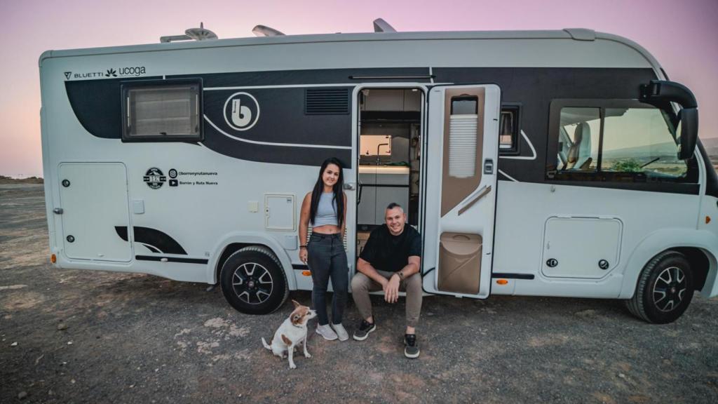 Daniel Acosta y Nayra Mesa dejaron su casa para vivir el 'minimalismo' en una autocaravana: tienen una cuenta de YouTube y han publicado un libro.