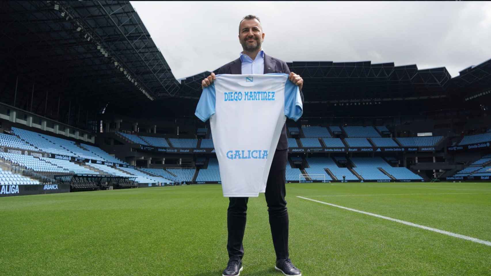 Diego Martínez con la camiseta de la selección gallega de fútbol.