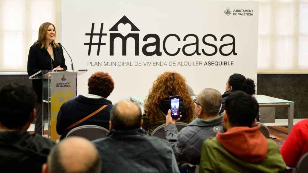 María José Catalá, durante la presentación del plan de vivienda 'Macasa'. EE