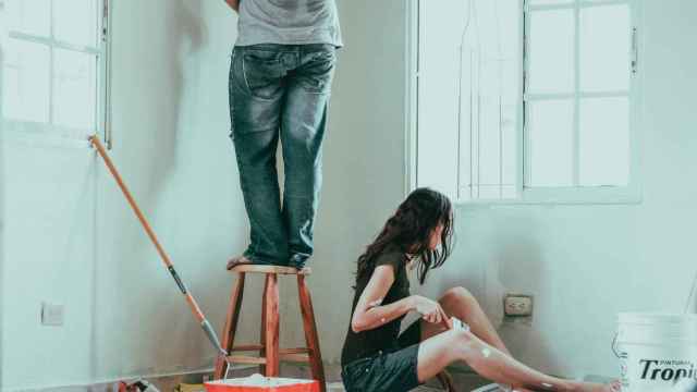 Imagen de dos personas pintando una habitación de casa