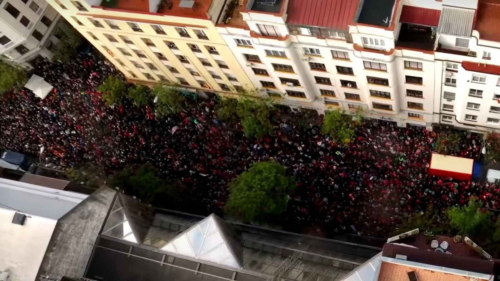 Vista aérea de la manifestación en Ferraz en apoyo a Pedro Sánchez.