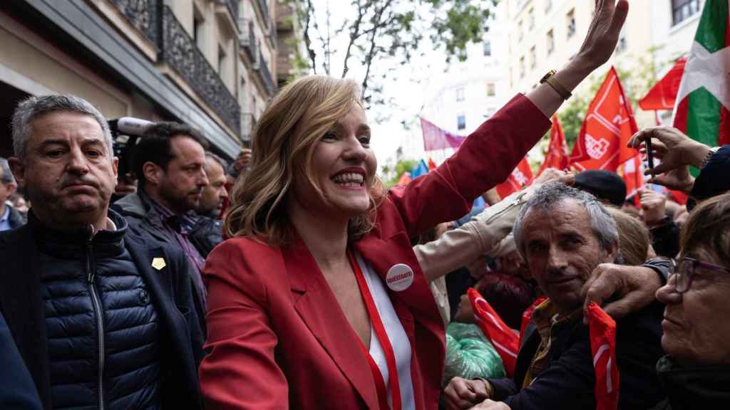 Pilar Alegría saluda a los manifestantes a la salida del Comité Federal del PSOE