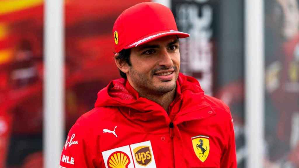 Carlos Sainz, en el paddock con Ferrari