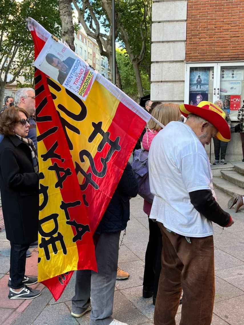 Imagen de personas congregadas para firmar el Rosario en Ferraz