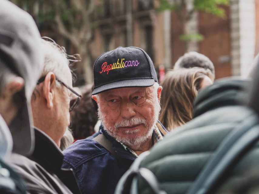 Un señor manifestante con la gorra de la República.