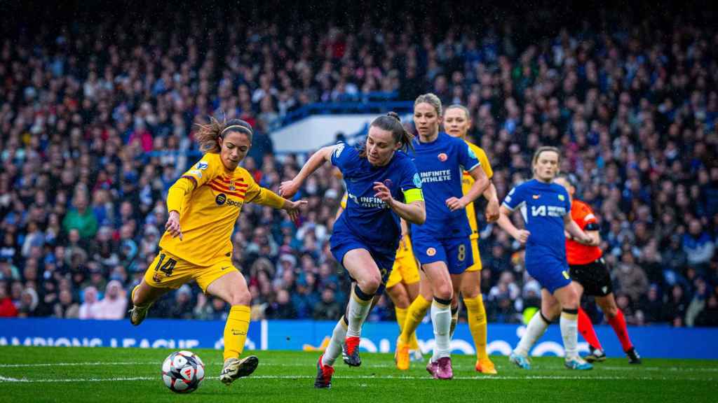 Aitana Bonmatí ejecuta un golpeo para marcar ante el Chelsea.
