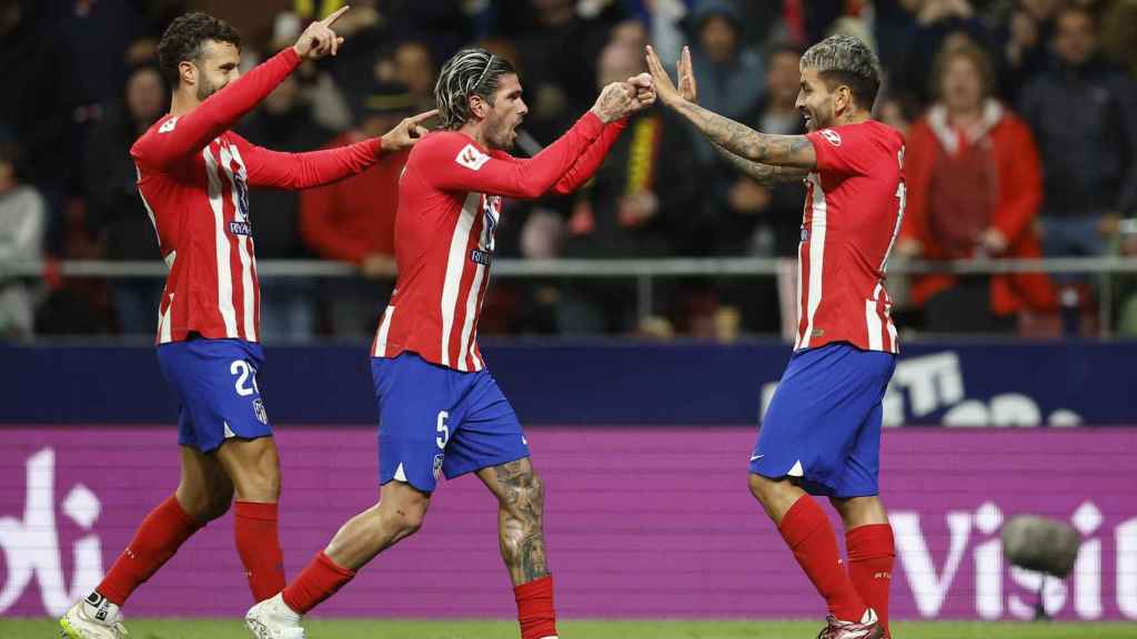 De Paul y Correa celebran uno de los goles del Atlético de Madrid.
