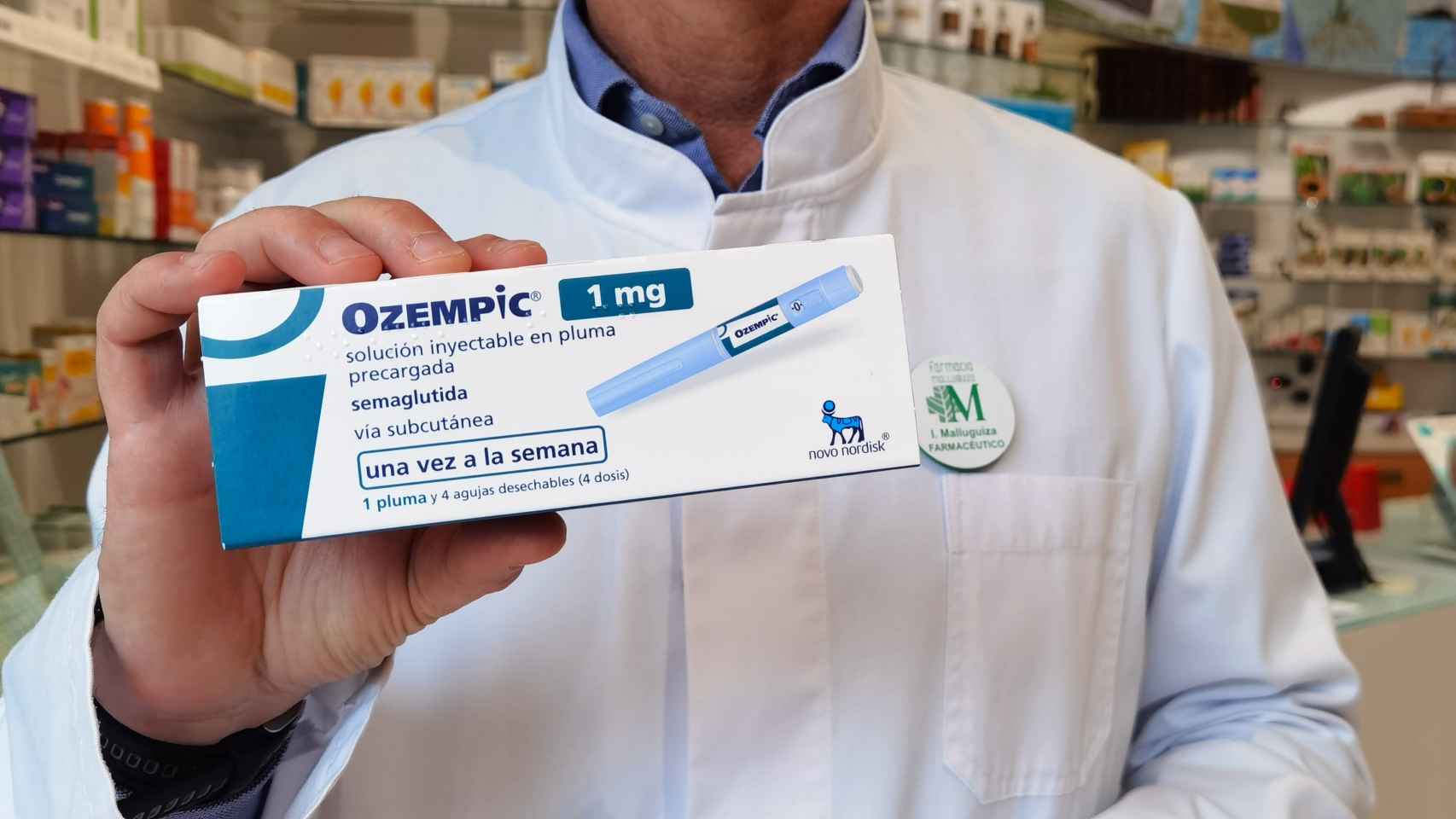 El farmacéutico Iñaki Malluguiza sostiene una caja de Ozempic esta semana en Alicante.