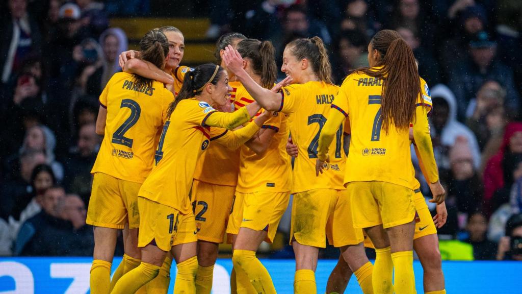 Las jugadoras del Barça femenino se abrazan tras uno de los goles ante el Chelsea.