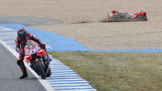 Jorge Martín pilota su Ducati Desmosedici GP24 mientras Pecco Bagnaia se va al suelo, en el circuito de Jerez.