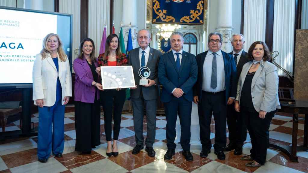 Delegados del Ayuntamiento de Málaga reciben la distinción entregada por representantes del ODHE