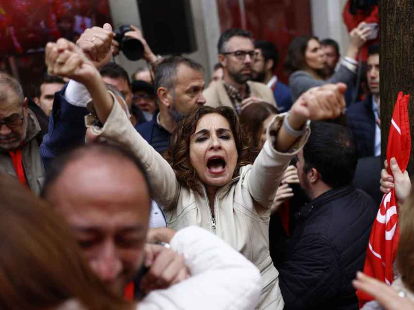 La vicepresidenta primera del Gobierno de España, María Jesús Montero, saluda a un grupo de simpatizantes del PSOE en la manifestación a favor de Sánchez de este sábado en Ferraz.