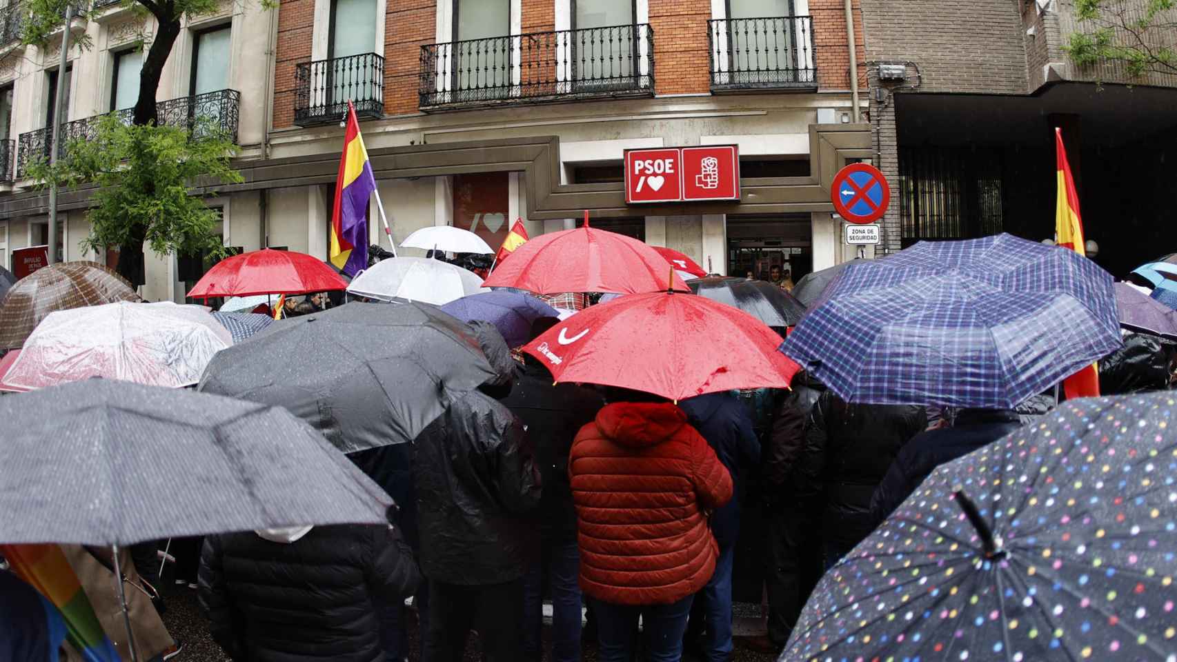 Militantes de las agrupaciones socialistas de toda España en la sede del PSOE, en la calle Ferraz.