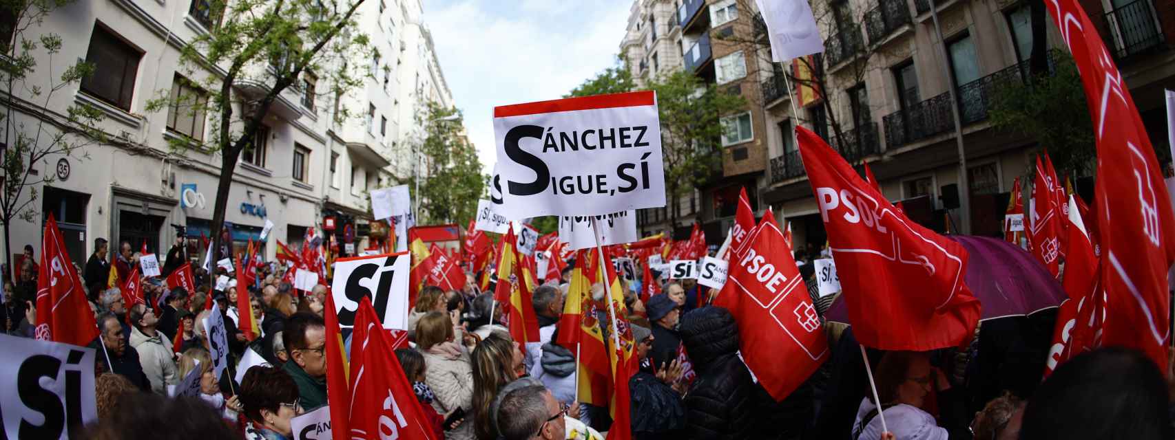 Pancartas en favor de Pedro Sánchez bajo el lema Sánchez sigue, sí en las inmediaciones de la sede del PSOE en Ferraz.