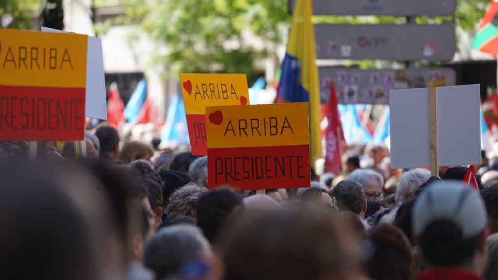 Carteles con el lema Arriba Pedro Sánchez en la concentración socialista en Ferraz.