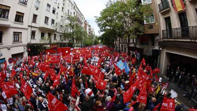 Simpatizantes del PSOE se concentran en los alrededores de la sede socialista de Ferraz.