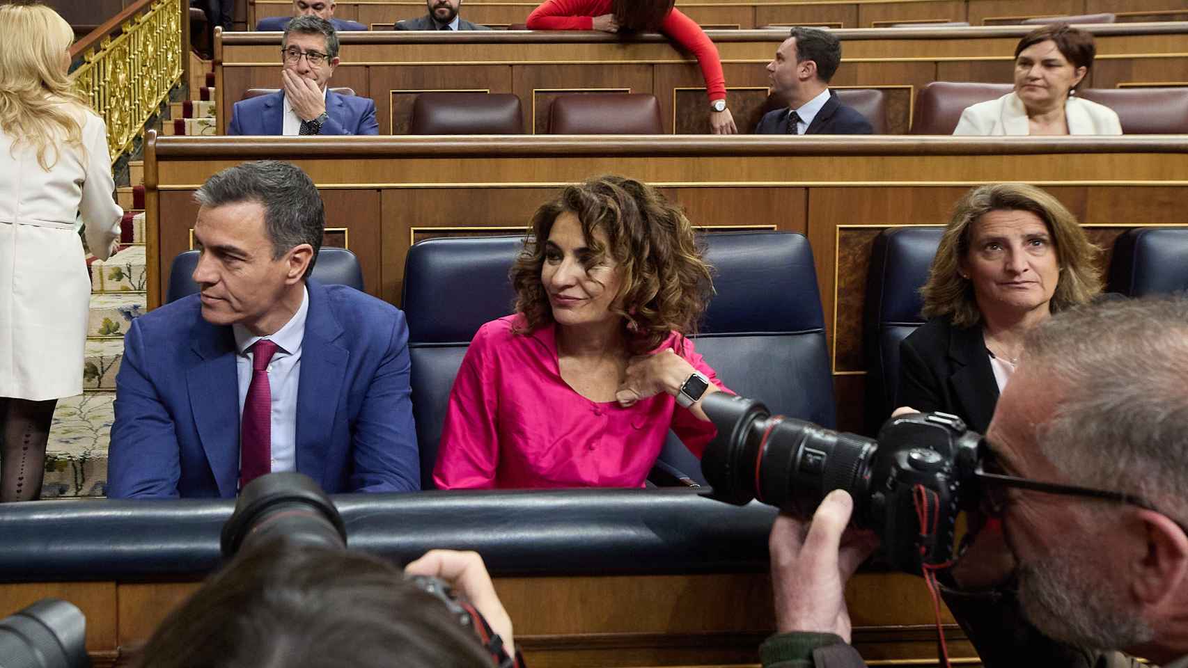 El PSOE, al borde de la primera ‘traición’ de PNV y Junts: apoyan al PP en la ley de defensa ante el lobo