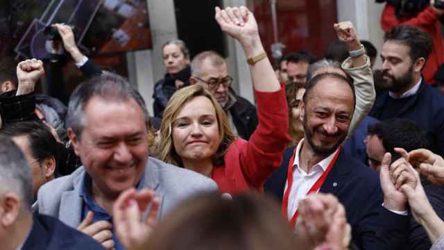 La cúpula del PSOE sale a saludar a los manifestantes de Ferraz este sábado.