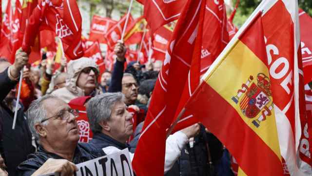 Militantes del PSOE con gesto compungido, este sábado durante la concentración celebrada ante la sede de Ferraz.