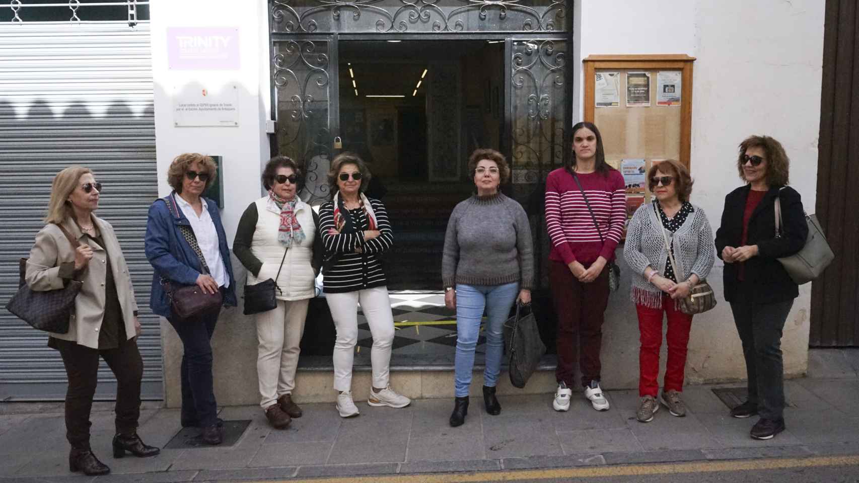 Parte del grupo de clientes de una agencia de viajes en Vélez-Málaga posa en una foto para EFE después de haber denunciado a la Policía Nacional a la agencia por presuntamente haberlos estafado tras dejarlos en tierra y no devolverles los casi 27.000 euros que le habían pagado.