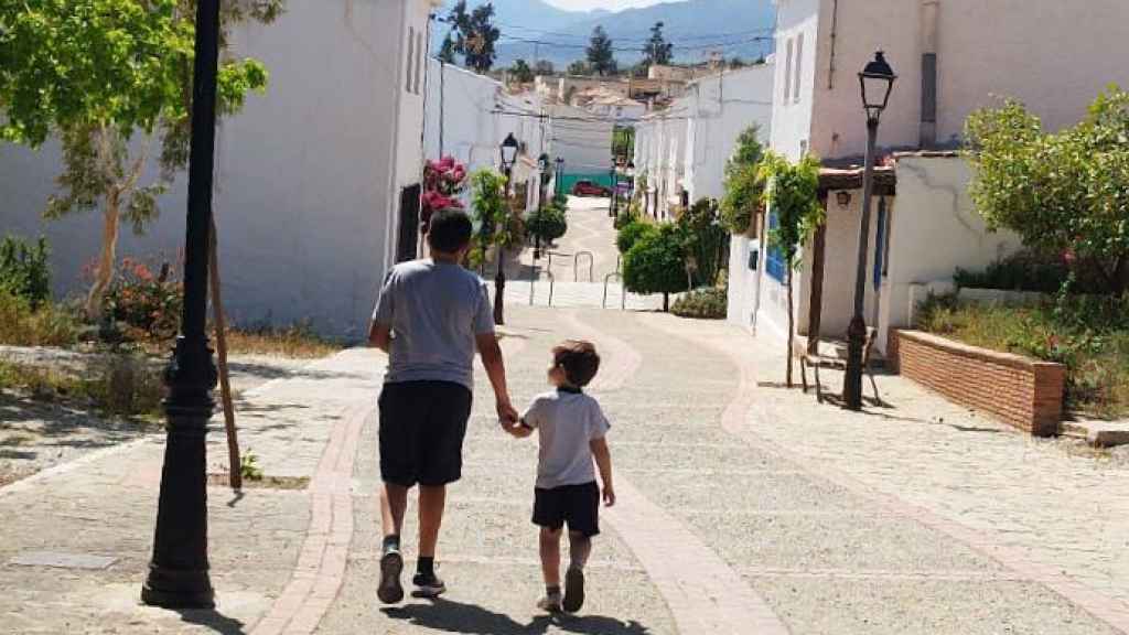Dos niños en uno de los pequeños pueblos del interior de Málaga.