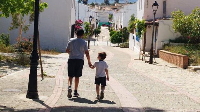 Dos niños en uno de los pequeños pueblos del interior de Málaga.