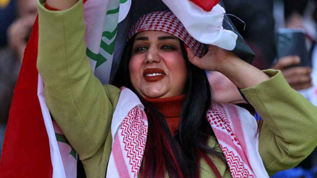 La 'influencer' iraquí de TikTok Om Fahed en el Estadio Internacional de Basora durante un partido del torneo de fútbol Arabian Gulf Cup.