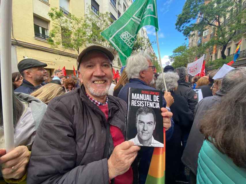 Juan, este sábado, durante la concentración en Ferraz, sosteniendo el libro de memorias de Sánchez.