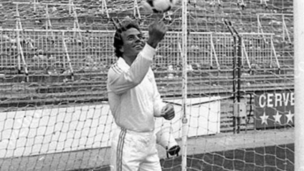 Julio Iglesias, en el césped del Santiago Bernabéu con un balón de fútbol