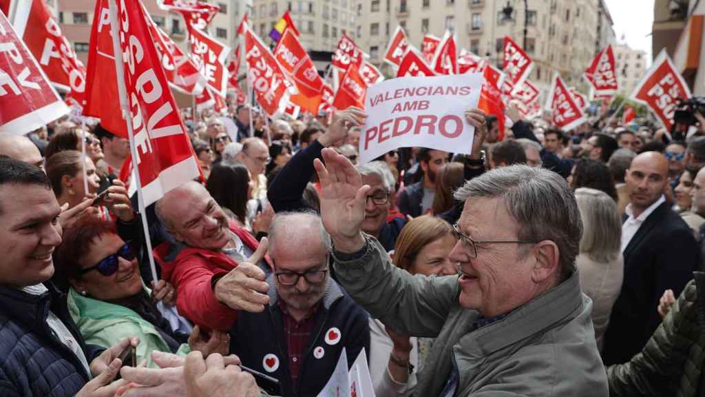 Cientos de personas, militantes, simpatizantes y políticos valencianos en la sede del PSPV-PSOE
