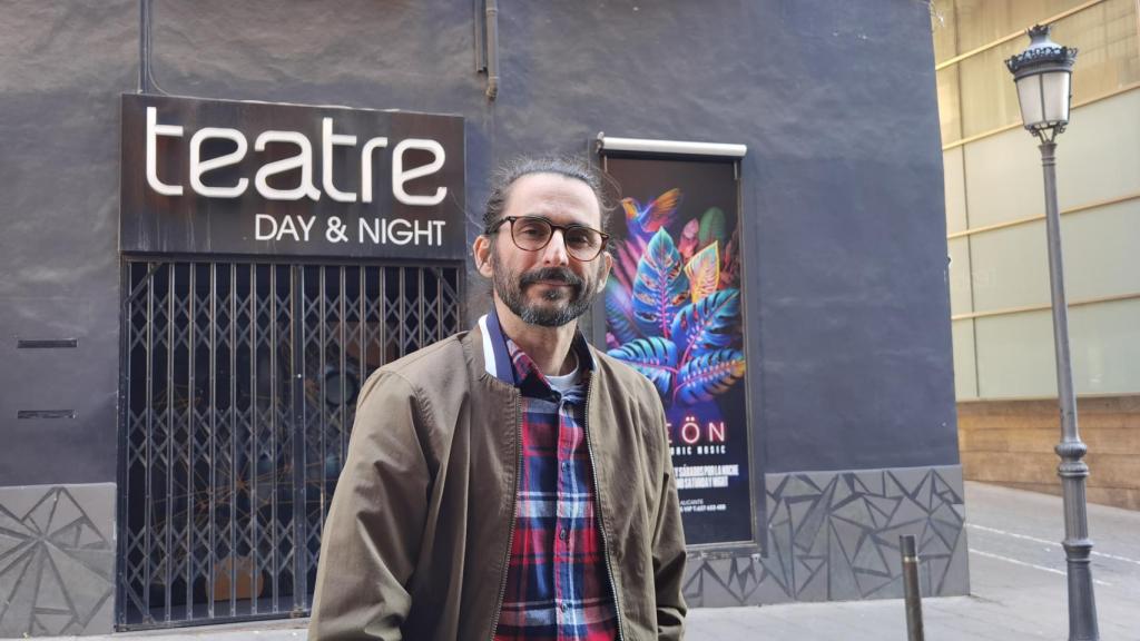 Sergio Gallegos, ante la puerta del Teatre en Alicante.