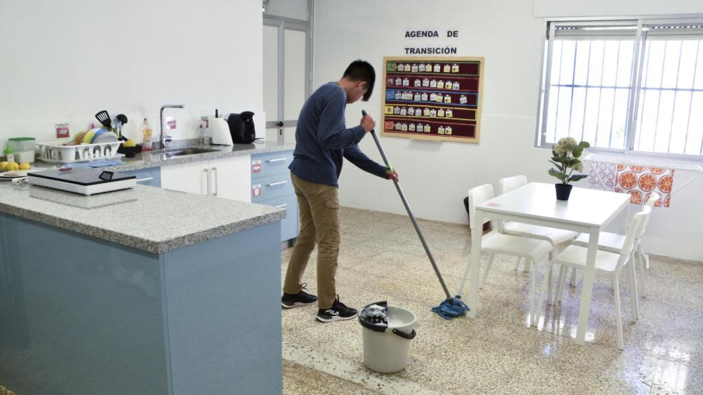Un alumno durante las tareas de limpieza como parte del proyecto Aula Hogar, iniciativa para el aprendizaje de tareas domésticas del colegio CEIP Giner de los Ríos.