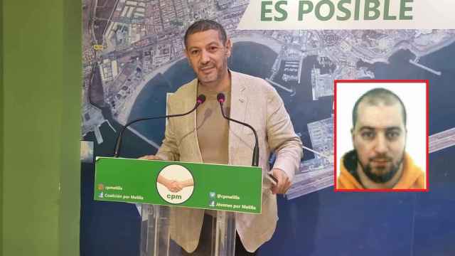 El líder de Coalición por Melilla, Mustafa Aberchán, junto a una imagen de Abdelilah Nasiri.