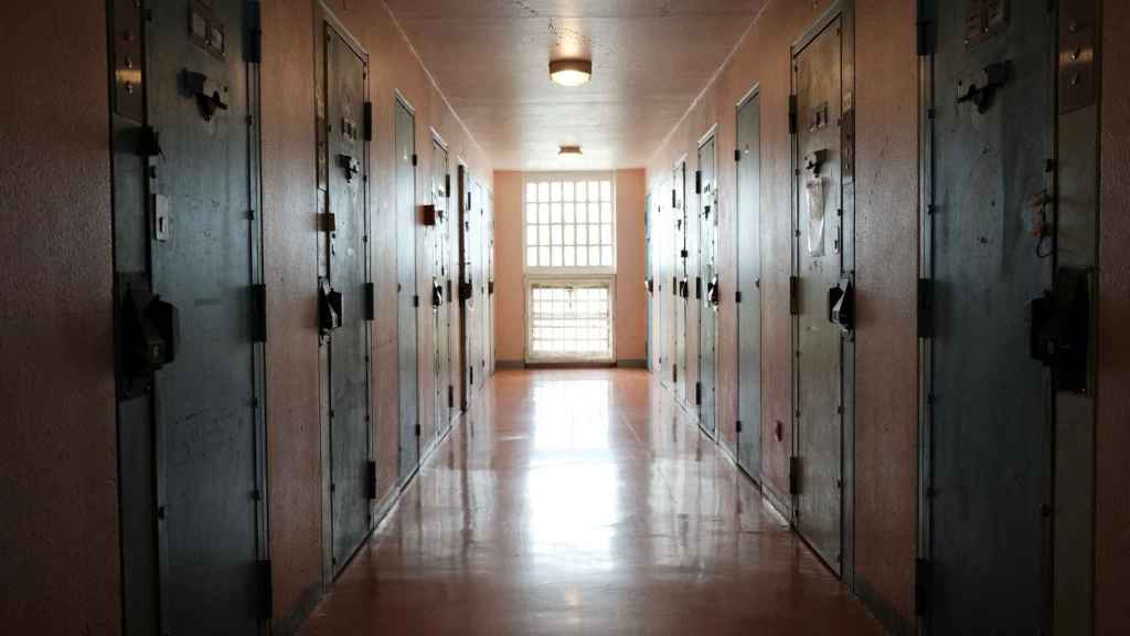 Vista de un corredor a las celdas del centro de detención de Villepinte.