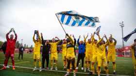 Los jugadores saludan a la afición presente tras la victoria este domingo en Vic.