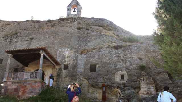 Iglesia rupestre de Santos Justo y Pastor en Olleros de Pisuerga(Palencia)