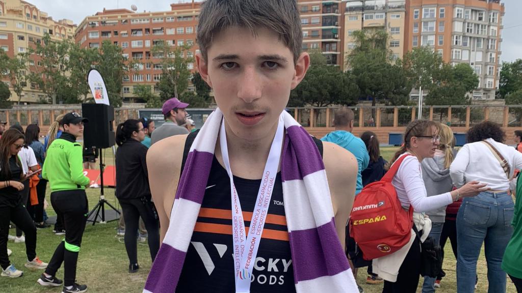 Jorge Pérez posa con la medalla de campeón y por supuesto con la bufanda del Pucela