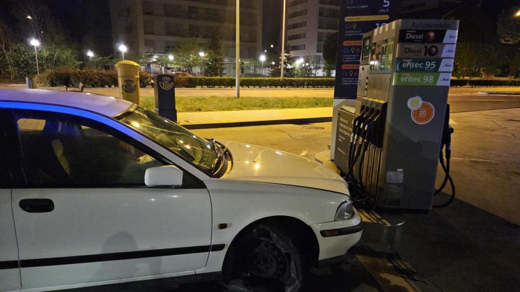 Así quedó el coche estrellado contra la gasolinera