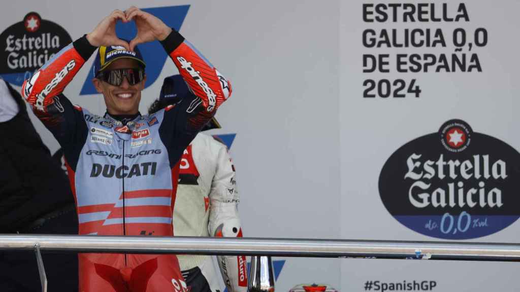 Marc Márquez, en el podio del GP de España, formando un corazón con sus manos.