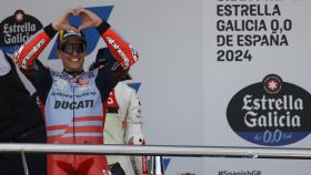 Marc Márquez, en el podio del GP de España, formando un corazón con sus manos.