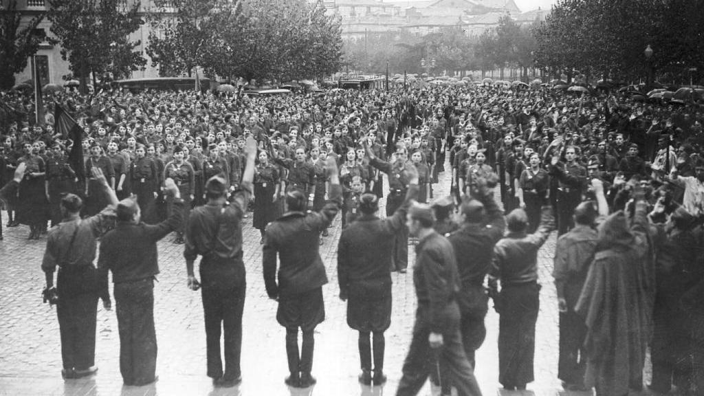 Militantes de Falange Española  de las Jons delante de la Basílica del Pilar de Zaragoza, en 1936