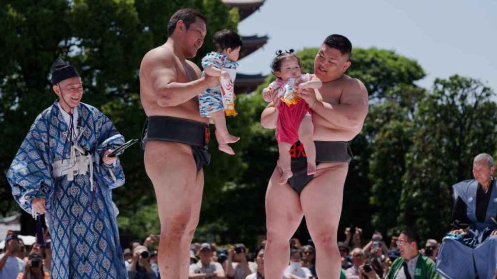 Los luchadores de sumo sostienen a los bebés.
