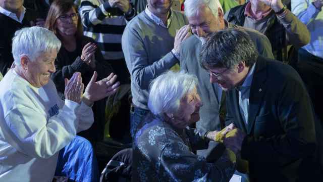 Carles Puigdemont saluda a una anciana, durante el mitin que ha protagonizado este domingo en población francesa de Argelès-sur-Mer.